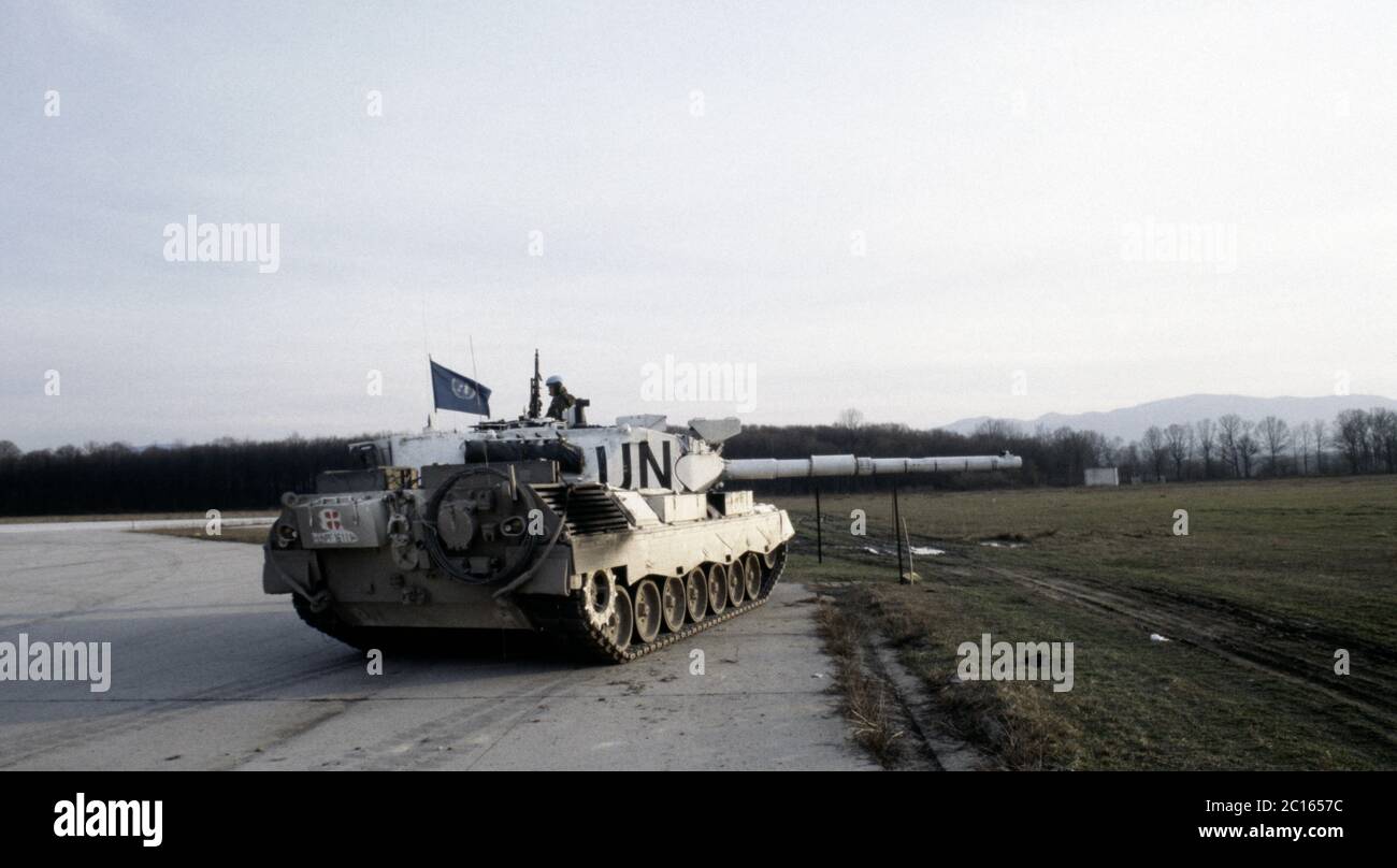 7. März 1994 während des Krieges in Bosnien: Ein dänischer Leopard 1A5 Hauptkampfpanzer von Nordbat 2 wacht am Flughafen Tuzla. Stockfoto