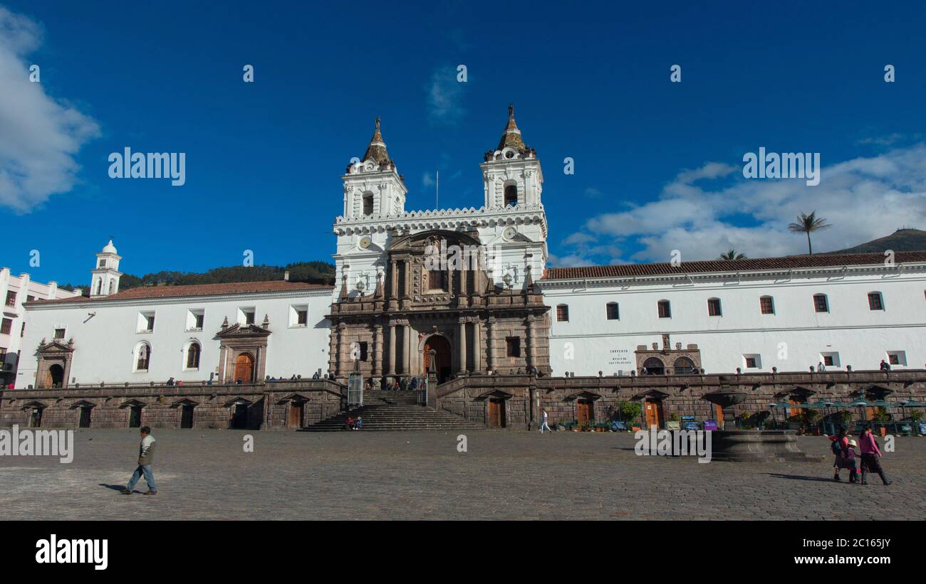 Quito, Pichincha / Ecuador - Juli 21 2018: Menschen, die an einem sonnigen Tag vor der Kirche und dem Kloster von San Francisco spazieren. Es ist ein Römer aus dem 16. Jahrhundert Stockfoto