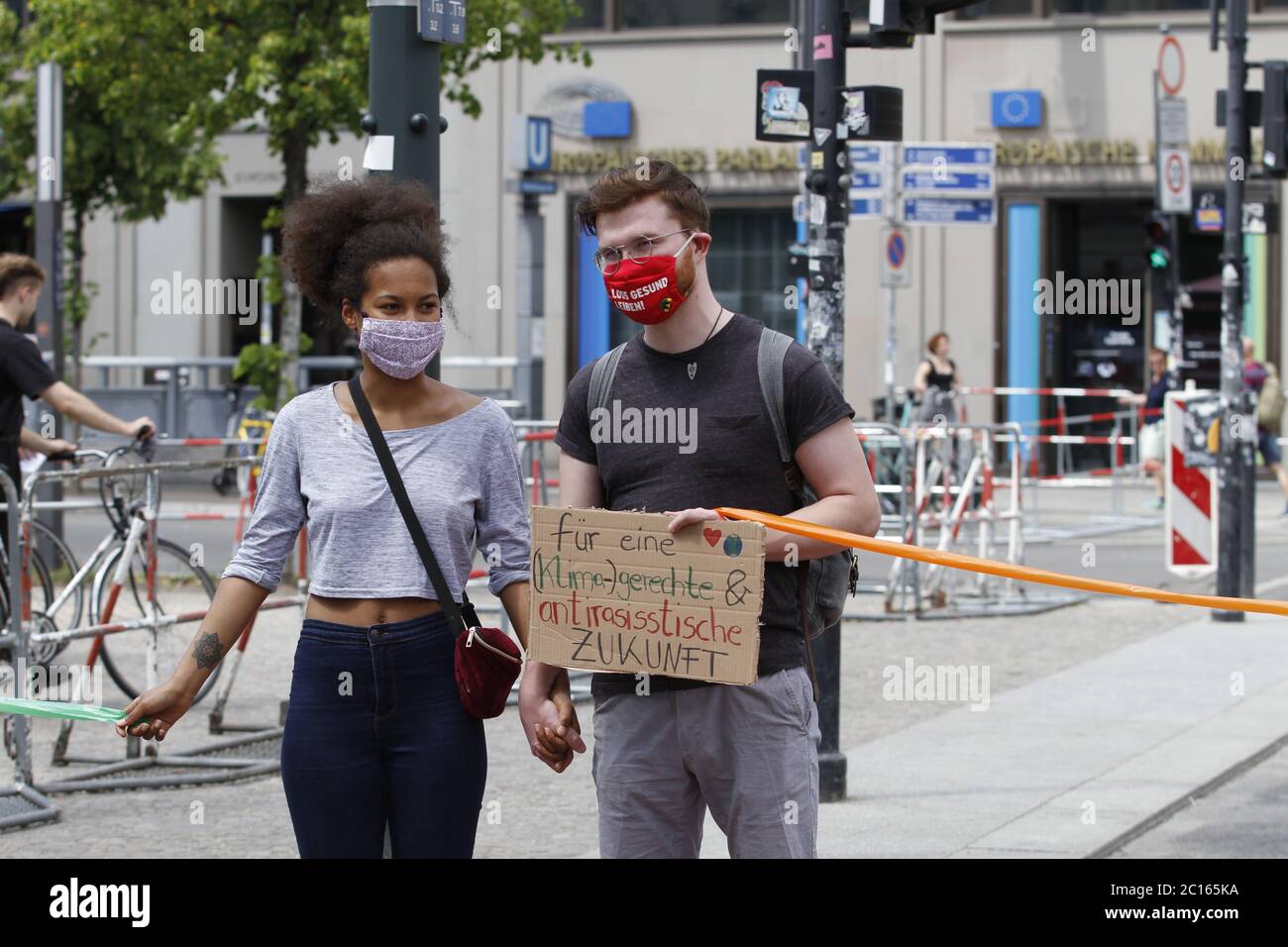 Berlin, Deutschland. Juni 2020. Demonstranten in einer Menschenkette vor dem Brandenburger Tor. Eine Menschenkette gegen Rassismus, Ausgrenzung, Klimaschutz und Gleichberechtigung vor dem Brandenburger Tor in Berlin. (Foto von Simone Kuhlmey/Pacific Press) Quelle: Pacific Press Agency/Alamy Live News Stockfoto Berlin, Deutschland. Juni 2020. Demonstranten in einer Menschenkette vor dem Brandenburger Tor. Eine Menschenkette gegen Rassismus, Ausgrenzung, Klimaschutz und Gleichberechtigung vor dem Brandenburger Tor in Berlin. (Foto von Simone Kuhlmey/Pacific Press) Quelle: Pacific Press Agency/Alamy Live News Stockfoto