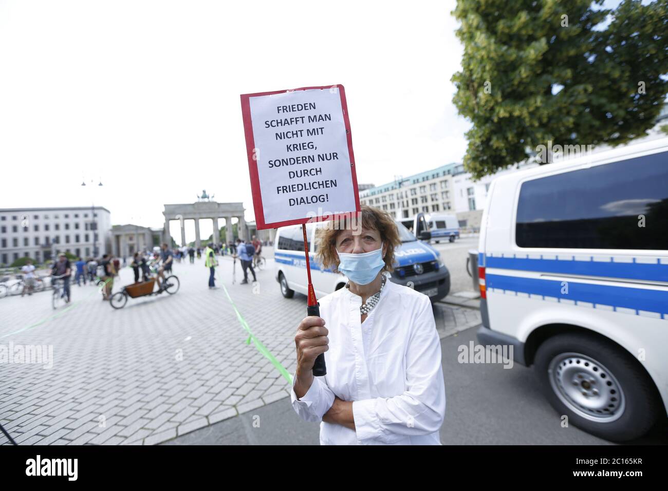Berlin, Deutschland. Juni 2020. Demonstranten in einer Menschenkette vor dem Brandenburger Tor. Eine Menschenkette gegen Rassismus, Ausgrenzung, Klimaschutz und Gleichberechtigung vor dem Brandenburger Tor in Berlin. (Foto von Simone Kuhlmey/Pacific Press) Quelle: Pacific Press Agency/Alamy Live News Stockfoto Berlin, Deutschland. Juni 2020. Demonstranten in einer Menschenkette vor dem Brandenburger Tor. Eine Menschenkette gegen Rassismus, Ausgrenzung, Klimaschutz und Gleichberechtigung vor dem Brandenburger Tor in Berlin. (Foto von Simone Kuhlmey/Pacific Press) Quelle: Pacific Press Agency/Alamy Live News Stockfoto