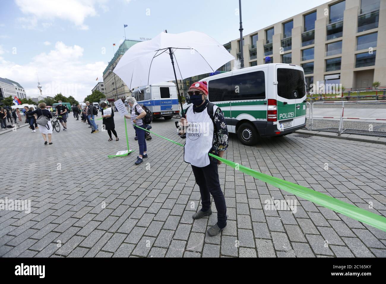 Berlin, Deutschland. Juni 2020. Demonstranten in einer Menschenkette vor dem Brandenburger Tor. Eine Menschenkette gegen Rassismus, Ausgrenzung, Klimaschutz und Gleichberechtigung vor dem Brandenburger Tor in Berlin. (Foto von Simone Kuhlmey/Pacific Press) Quelle: Pacific Press Agency/Alamy Live News Stockfoto Berlin, Deutschland. Juni 2020. Demonstranten in einer Menschenkette vor dem Brandenburger Tor. Eine Menschenkette gegen Rassismus, Ausgrenzung, Klimaschutz und Gleichberechtigung vor dem Brandenburger Tor in Berlin. (Foto von Simone Kuhlmey/Pacific Press) Quelle: Pacific Press Agency/Alamy Live News Stockfoto