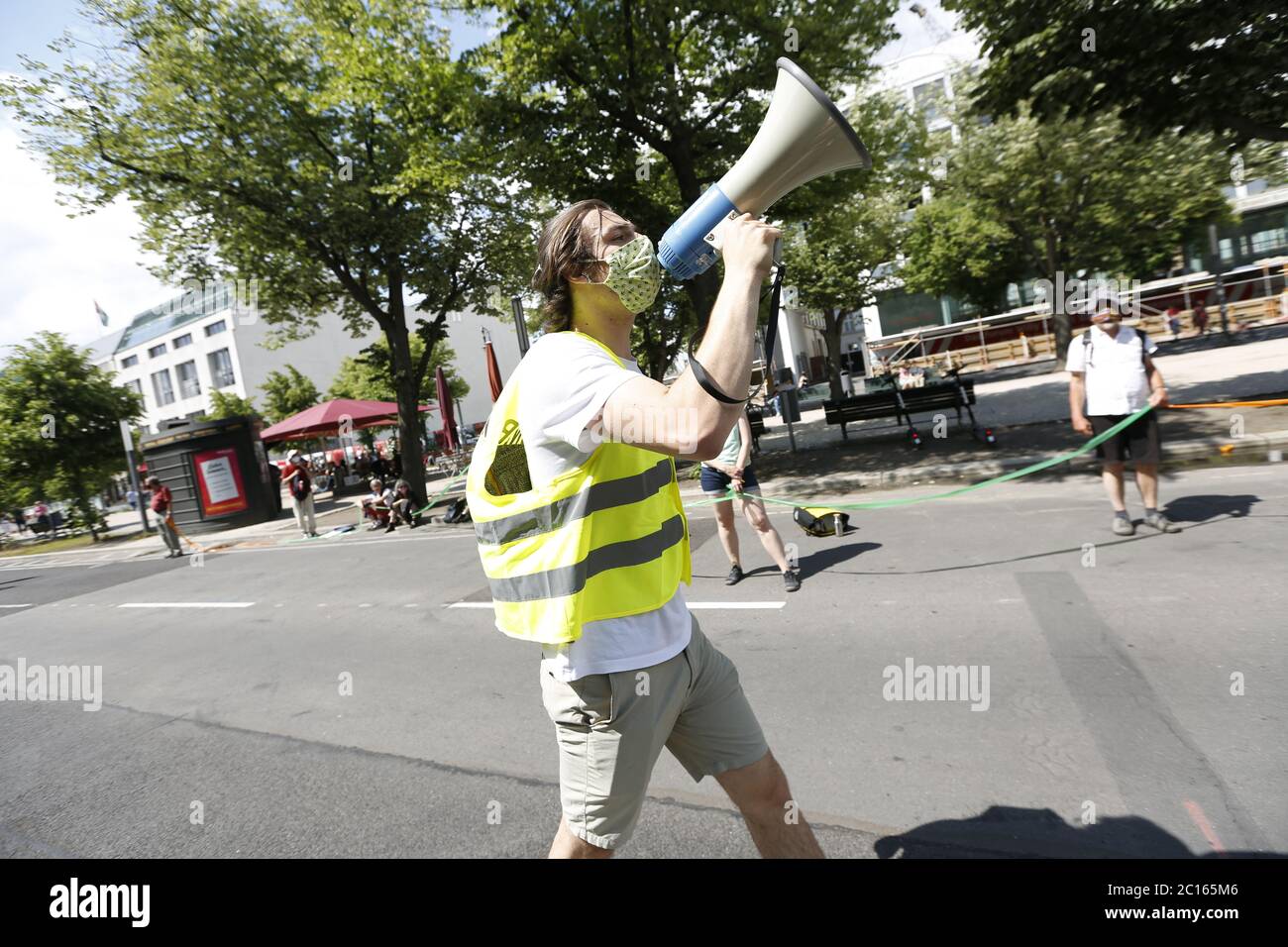 Berlin, Deutschland. Juni 2020. Demonstranten in einer Menschenkette vor dem Brandenburger Tor. Eine Menschenkette gegen Rassismus, Ausgrenzung, Klimaschutz und Gleichberechtigung vor dem Brandenburger Tor in Berlin. (Foto von Simone Kuhlmey/Pacific Press) Quelle: Pacific Press Agency/Alamy Live News Stockfoto Berlin, Deutschland. Juni 2020. Demonstranten in einer Menschenkette vor dem Brandenburger Tor. Eine Menschenkette gegen Rassismus, Ausgrenzung, Klimaschutz und Gleichberechtigung vor dem Brandenburger Tor in Berlin. (Foto von Simone Kuhlmey/Pacific Press) Quelle: Pacific Press Agency/Alamy Live News Stockfoto