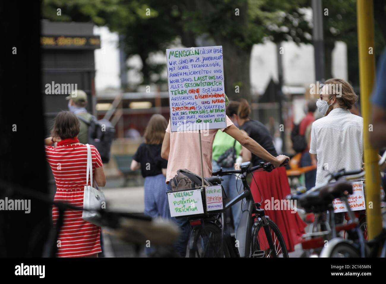 Berlin, Deutschland. Juni 2020. Demonstranten in einer Menschenkette vor dem Brandenburger Tor. Eine Menschenkette gegen Rassismus, Ausgrenzung, Klimaschutz und Gleichberechtigung vor dem Brandenburger Tor in Berlin. (Foto von Simone Kuhlmey/Pacific Press) Quelle: Pacific Press Agency/Alamy Live News Stockfoto Berlin, Deutschland. Juni 2020. Demonstranten in einer Menschenkette vor dem Brandenburger Tor. Eine Menschenkette gegen Rassismus, Ausgrenzung, Klimaschutz und Gleichberechtigung vor dem Brandenburger Tor in Berlin. (Foto von Simone Kuhlmey/Pacific Press) Quelle: Pacific Press Agency/Alamy Live News Stockfoto