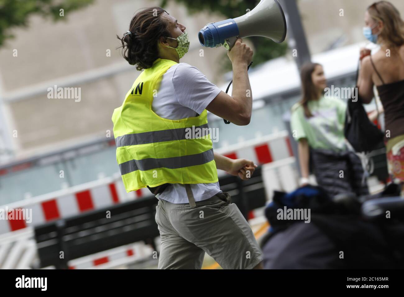 Berlin, Deutschland. Juni 2020. Demonstranten in einer Menschenkette vor dem Brandenburger Tor. Eine Menschenkette gegen Rassismus, Ausgrenzung, Klimaschutz und Gleichberechtigung vor dem Brandenburger Tor in Berlin. (Foto von Simone Kuhlmey/Pacific Press) Quelle: Pacific Press Agency/Alamy Live News Stockfoto Berlin, Deutschland. Juni 2020. Demonstranten in einer Menschenkette vor dem Brandenburger Tor. Eine Menschenkette gegen Rassismus, Ausgrenzung, Klimaschutz und Gleichberechtigung vor dem Brandenburger Tor in Berlin. (Foto von Simone Kuhlmey/Pacific Press) Quelle: Pacific Press Agency/Alamy Live News Stockfoto