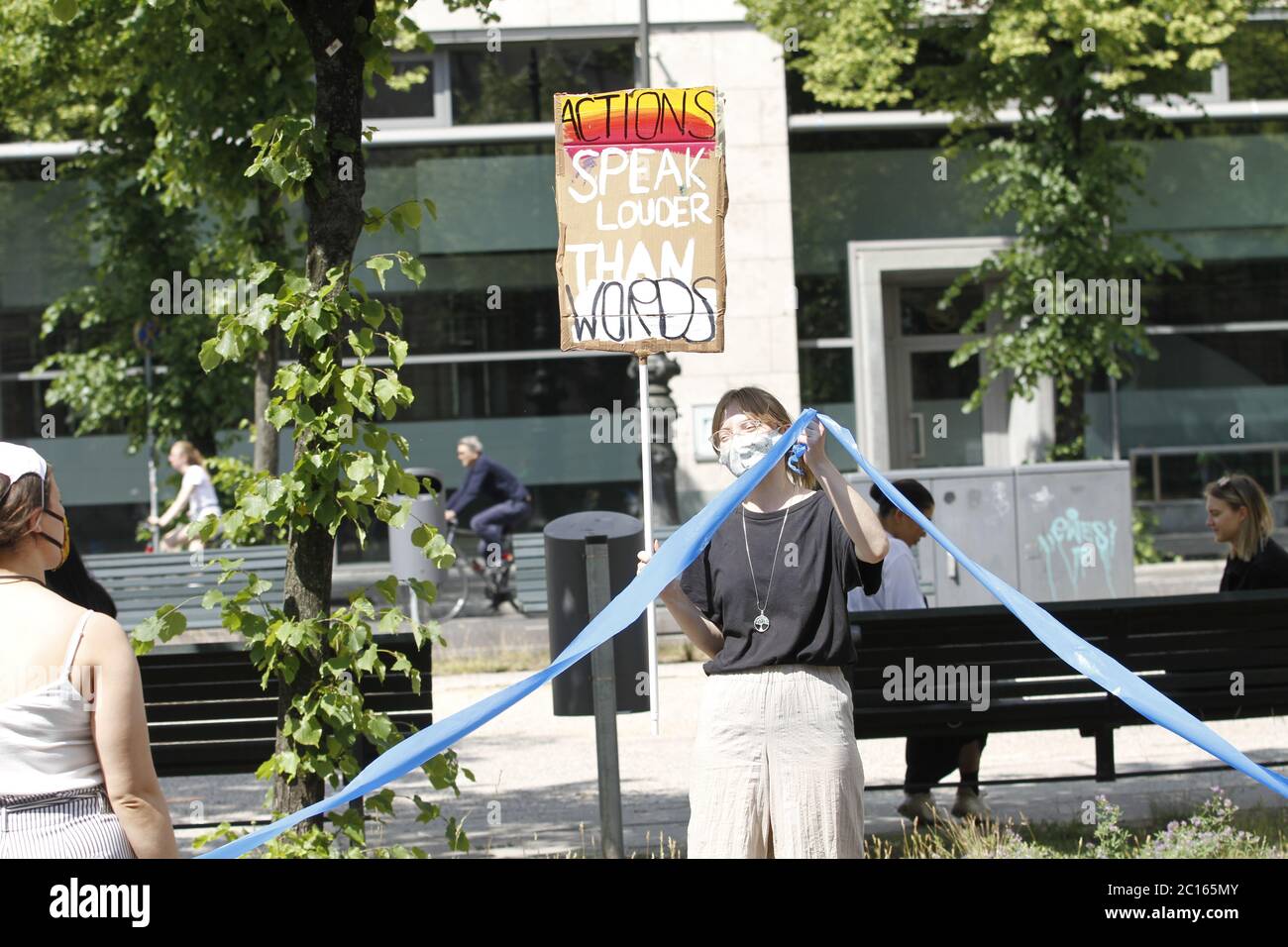 Berlin, Deutschland. Juni 2020. Demonstranten in einer Menschenkette vor dem Brandenburger Tor. Eine Menschenkette gegen Rassismus, Ausgrenzung, Klimaschutz und Gleichberechtigung vor dem Brandenburger Tor in Berlin. (Foto von Simone Kuhlmey/Pacific Press) Quelle: Pacific Press Agency/Alamy Live News Stockfoto Berlin, Deutschland. Juni 2020. Demonstranten in einer Menschenkette vor dem Brandenburger Tor. Eine Menschenkette gegen Rassismus, Ausgrenzung, Klimaschutz und Gleichberechtigung vor dem Brandenburger Tor in Berlin. (Foto von Simone Kuhlmey/Pacific Press) Quelle: Pacific Press Agency/Alamy Live News Stockfoto