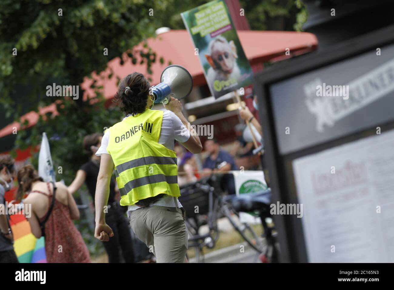 Berlin, Deutschland. Juni 2020. Demonstranten in einer Menschenkette vor dem Brandenburger Tor. Eine Menschenkette gegen Rassismus, Ausgrenzung, Klimaschutz und Gleichberechtigung vor dem Brandenburger Tor in Berlin. (Foto von Simone Kuhlmey/Pacific Press) Quelle: Pacific Press Agency/Alamy Live News Stockfoto Berlin, Deutschland. Juni 2020. Demonstranten in einer Menschenkette vor dem Brandenburger Tor. Eine Menschenkette gegen Rassismus, Ausgrenzung, Klimaschutz und Gleichberechtigung vor dem Brandenburger Tor in Berlin. (Foto von Simone Kuhlmey/Pacific Press) Quelle: Pacific Press Agency/Alamy Live News Stockfoto
