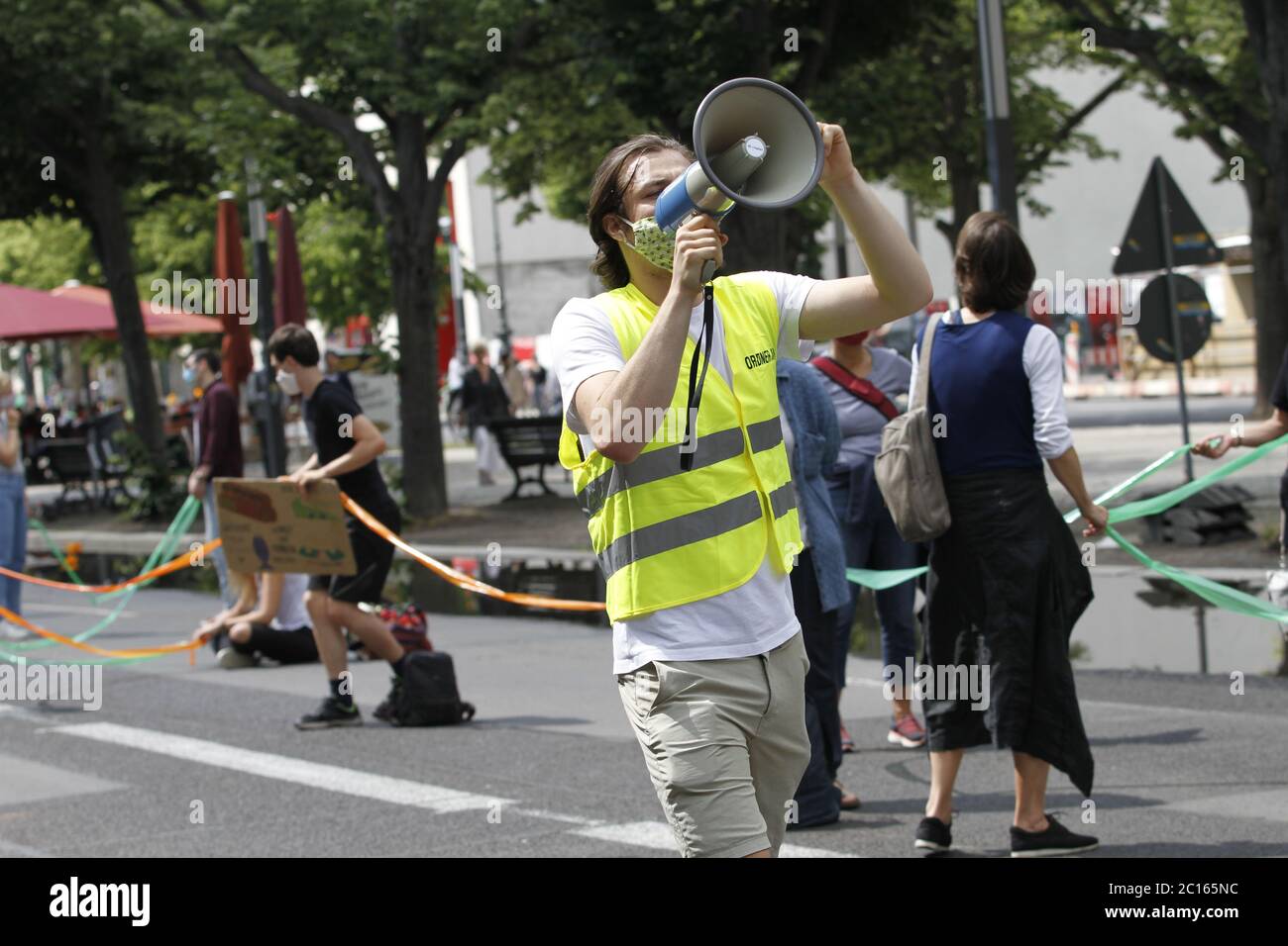 Berlin, Deutschland. Juni 2020. Demonstranten in einer Menschenkette vor dem Brandenburger Tor. Eine Menschenkette gegen Rassismus, Ausgrenzung, Klimaschutz und Gleichberechtigung vor dem Brandenburger Tor in Berlin. (Foto von Simone Kuhlmey/Pacific Press) Quelle: Pacific Press Agency/Alamy Live News Stockfoto Berlin, Deutschland. Juni 2020. Demonstranten in einer Menschenkette vor dem Brandenburger Tor. Eine Menschenkette gegen Rassismus, Ausgrenzung, Klimaschutz und Gleichberechtigung vor dem Brandenburger Tor in Berlin. (Foto von Simone Kuhlmey/Pacific Press) Quelle: Pacific Press Agency/Alamy Live News Stockfoto