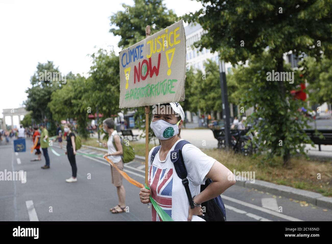 Berlin, Deutschland. Juni 2020. Demonstranten in einer Menschenkette vor dem Brandenburger Tor. Eine Menschenkette gegen Rassismus, Ausgrenzung, Klimaschutz und Gleichberechtigung vor dem Brandenburger Tor in Berlin. (Foto von Simone Kuhlmey/Pacific Press) Quelle: Pacific Press Agency/Alamy Live News Stockfoto Berlin, Deutschland. Juni 2020. Demonstranten in einer Menschenkette vor dem Brandenburger Tor. Eine Menschenkette gegen Rassismus, Ausgrenzung, Klimaschutz und Gleichberechtigung vor dem Brandenburger Tor in Berlin. (Foto von Simone Kuhlmey/Pacific Press) Quelle: Pacific Press Agency/Alamy Live News Stockfoto
