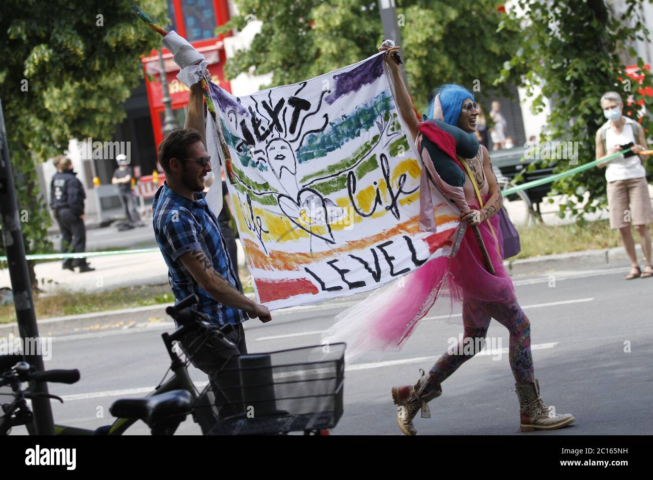 Berlin, Deutschland. Juni 2020. Demonstranten in einer Menschenkette vor dem Brandenburger Tor. Eine Menschenkette gegen Rassismus, Ausgrenzung, Klimaschutz und Gleichberechtigung vor dem Brandenburger Tor in Berlin. (Foto von Simone Kuhlmey/Pacific Press) Quelle: Pacific Press Agency/Alamy Live News Stockfoto Berlin, Deutschland. Juni 2020. Demonstranten in einer Menschenkette vor dem Brandenburger Tor. Eine Menschenkette gegen Rassismus, Ausgrenzung, Klimaschutz und Gleichberechtigung vor dem Brandenburger Tor in Berlin. (Foto von Simone Kuhlmey/Pacific Press) Quelle: Pacific Press Agency/Alamy Live News Stockfoto
