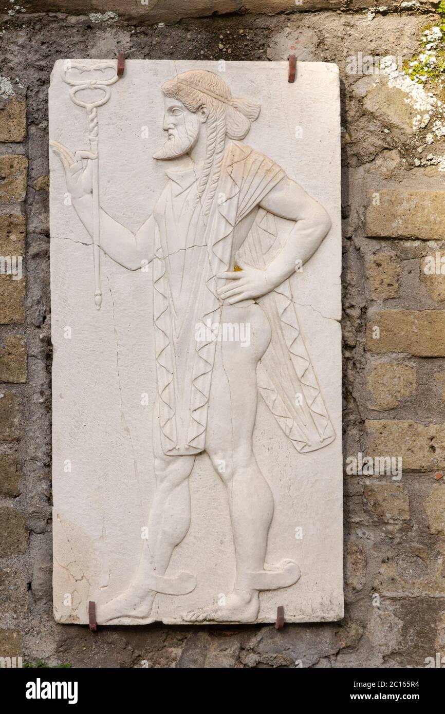 Replik Reliefs geschnitzte Tafeln des römischen gottes Merkur in der heiligen Bereich oder Schrein der vier Götter (Sacello dei Quattro dei), Herculaneum, Italien Stockfoto