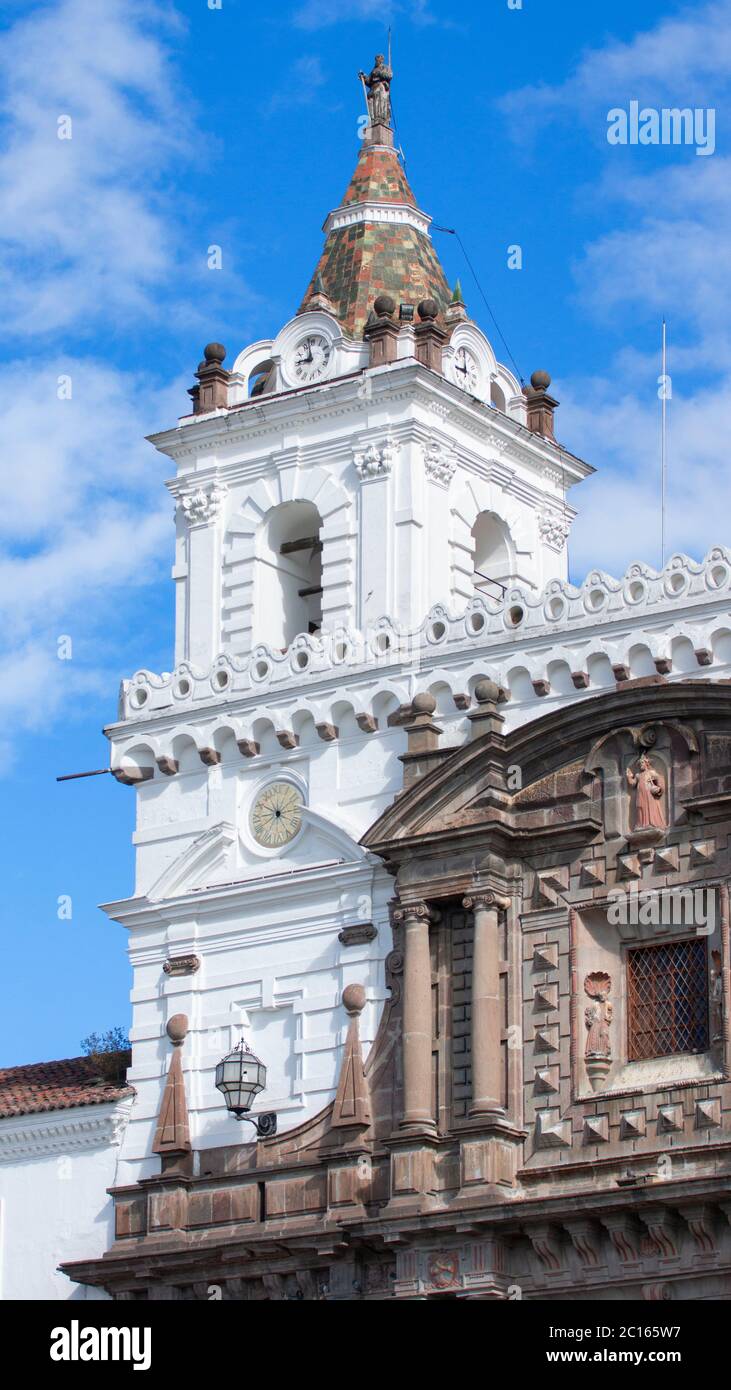 Quito, Pichincha / Ecuador - Juli 21 2018: Detail des Glockenturms der Kirche und des Klosters von San Francisco an einem sonnigen Tag. Es ist ein Roma aus dem 16. Jahrhundert Stockfoto