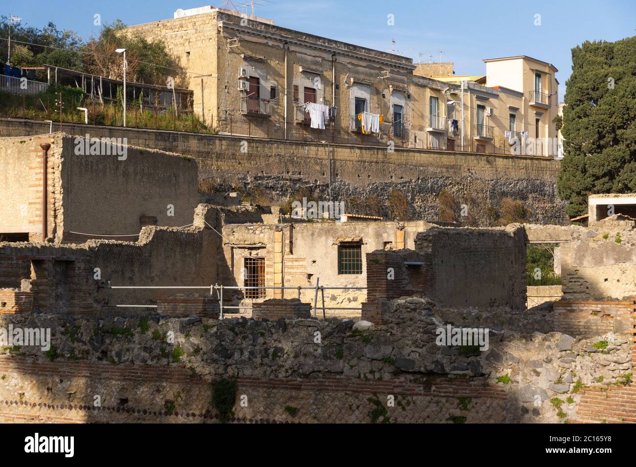 Die antiken römischen Ruinen von Herculaneum (unten) sind den modernen Gebäuden (oben) der italienischen Stadt Ercolano außerordentlich ähnlich Stockfoto
