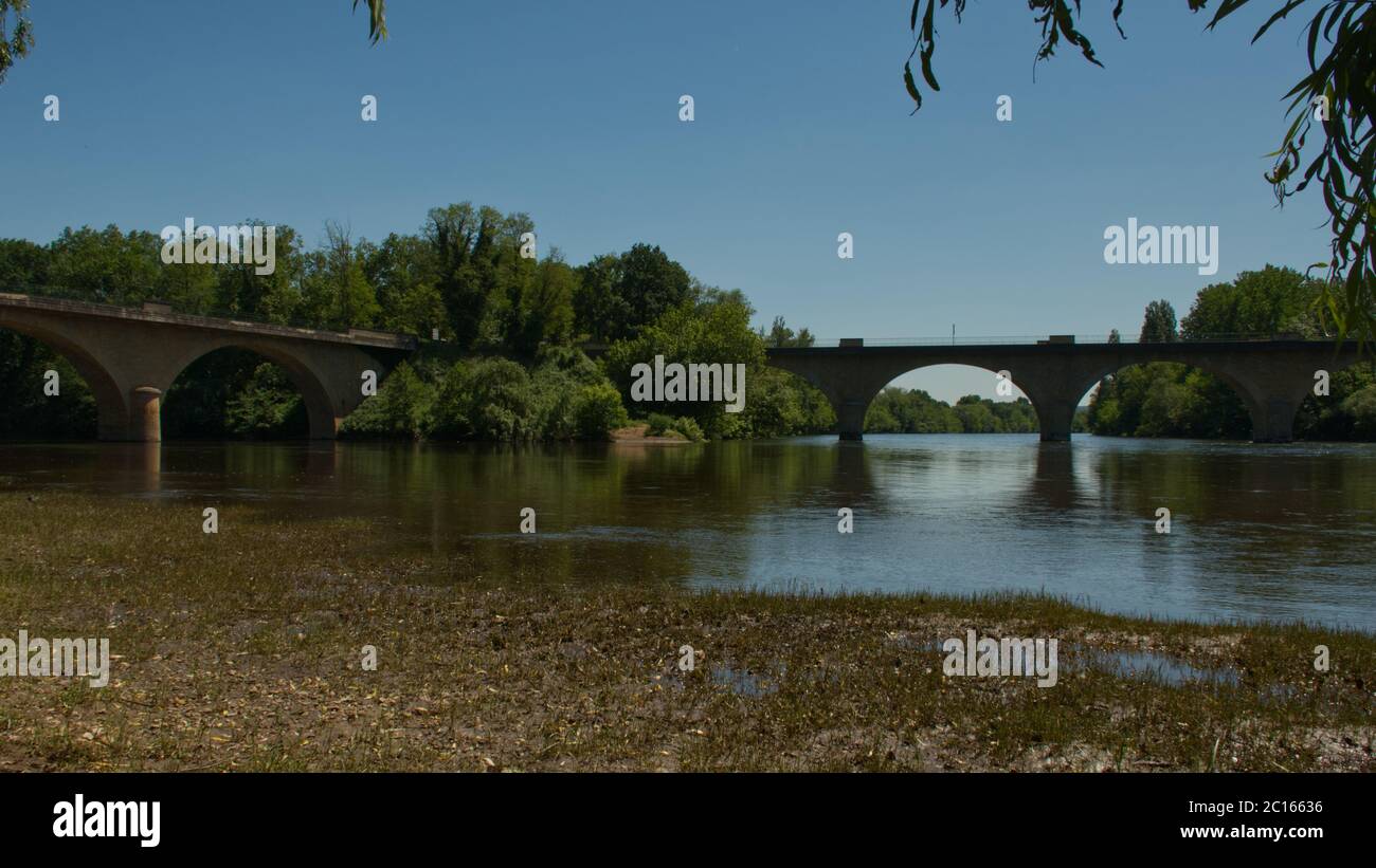 Die beiden Brücken über die Flüsse Dordogne und Vezere an ihrem Zusammenfluss in Limeuil, Dordogne, Frankreich Stockfoto