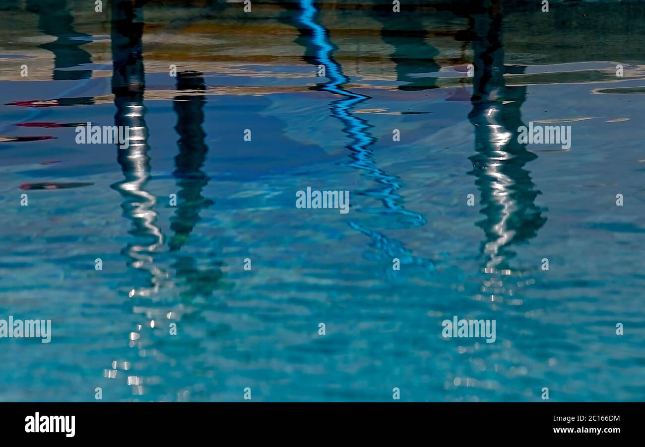 Wassermuster. Abstrakte bunte Formen im Wasser durch Schwimmbad Treppen. Bild auf Lager. Stockfoto