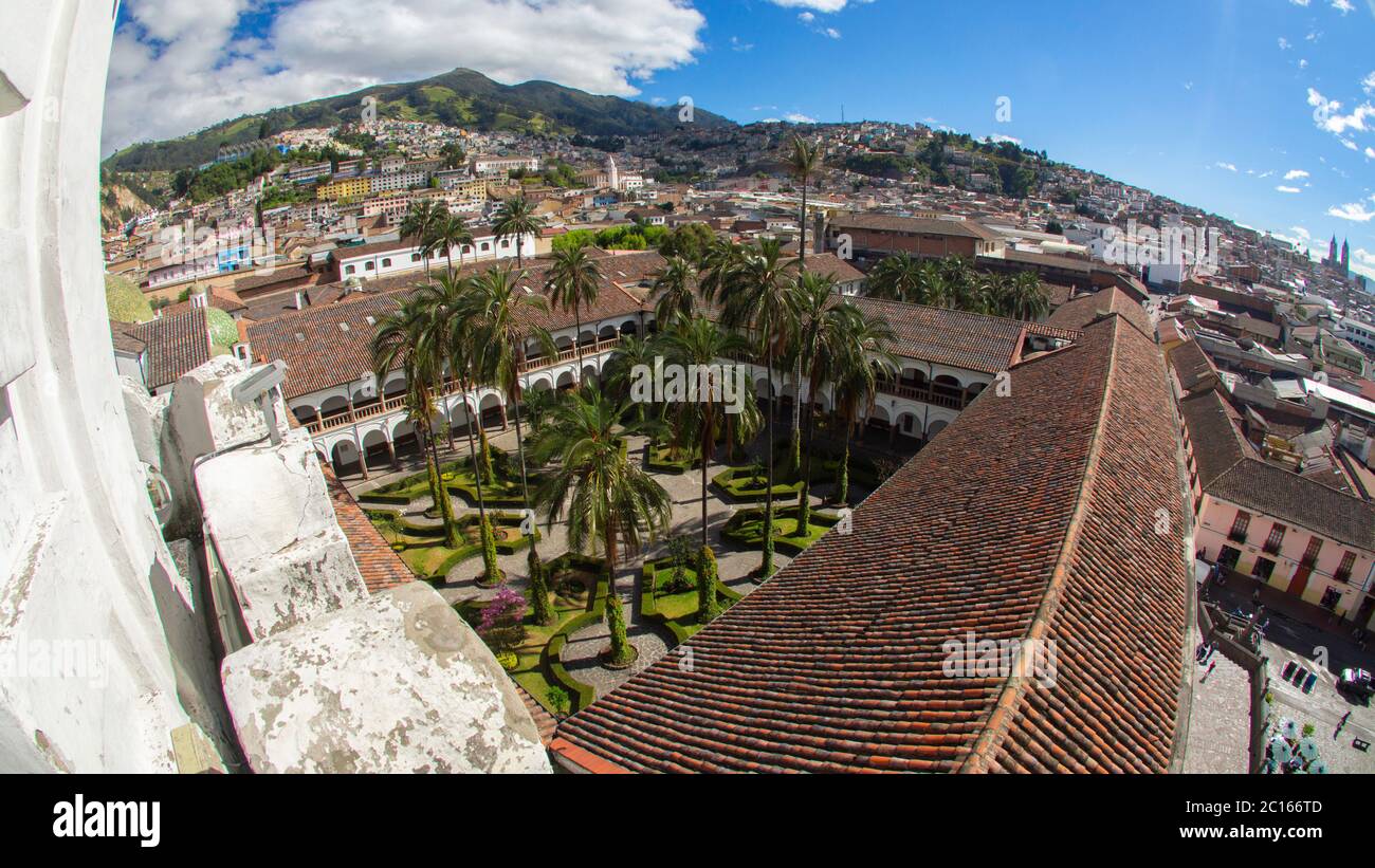 Quito, Pichincha / Ecuador - Juli 21 2018: Luftaufnahme des Innenhofs der Kirche und des Klosters von San Francisco an einem sonnigen Tag. Es ist ein 16 Stockfoto