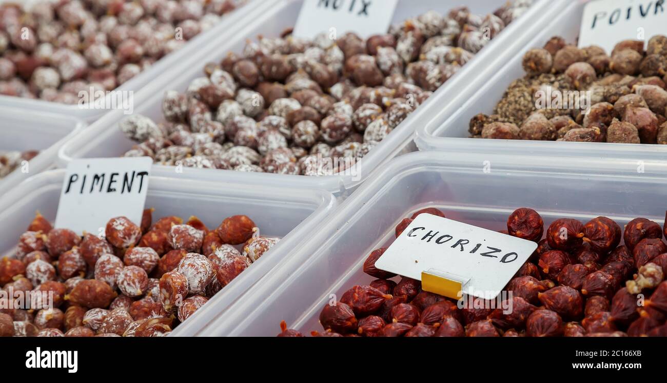 Auswahl an Chorizo, Pfefferwurst und Nüssen Wurst auf dem lokalen Markt. Banner Stockfoto