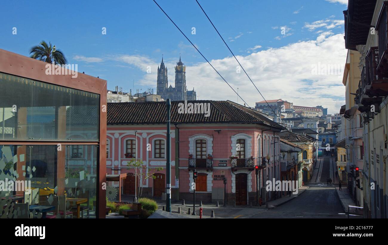 Quito, Pichincha / Ecuador - September 16 2018: Menschen, die an einem sonnigen Tag auf der Flores Straße im historischen Zentrum von Quito spazieren Stockfoto
