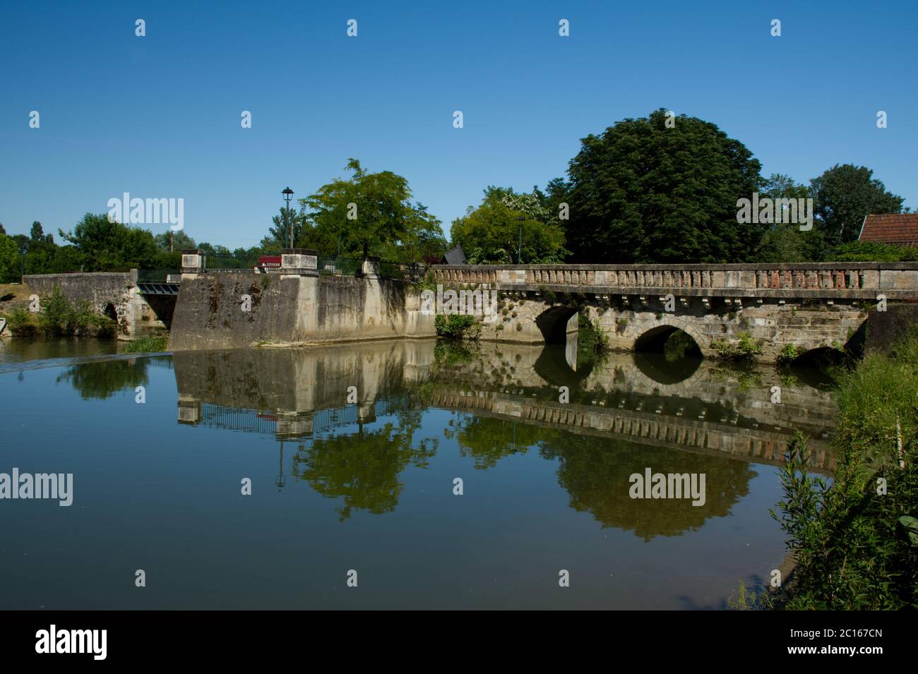 Die alte Brücke bei Allemans-du-Dropt, die auf dem Gelände der ursprünglichen Brücke von den Römern gebaut. Stockfoto