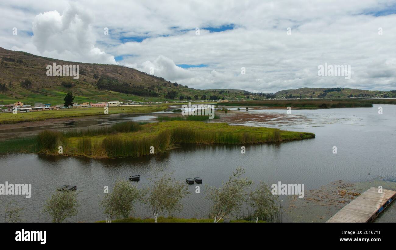 Blick auf die Lagune von Colta in der Nähe der Stadt Riobamba, Hauptstadt der Provinz Chimborazo an einem bewölkten Tag Stockfoto