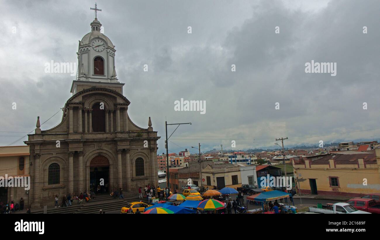 Riobamba, Chimborazo / Ecuador - Februar 10 2019: Einkaufen auf dem Markt neben der Kirche San Antonio de Padua, erbaut im 19. Jahrhundert Stockfoto
