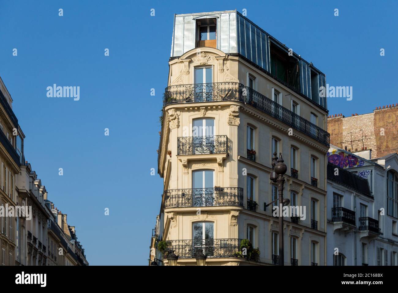 Typisches Haussmann Gebäude in Paris. Stockfoto