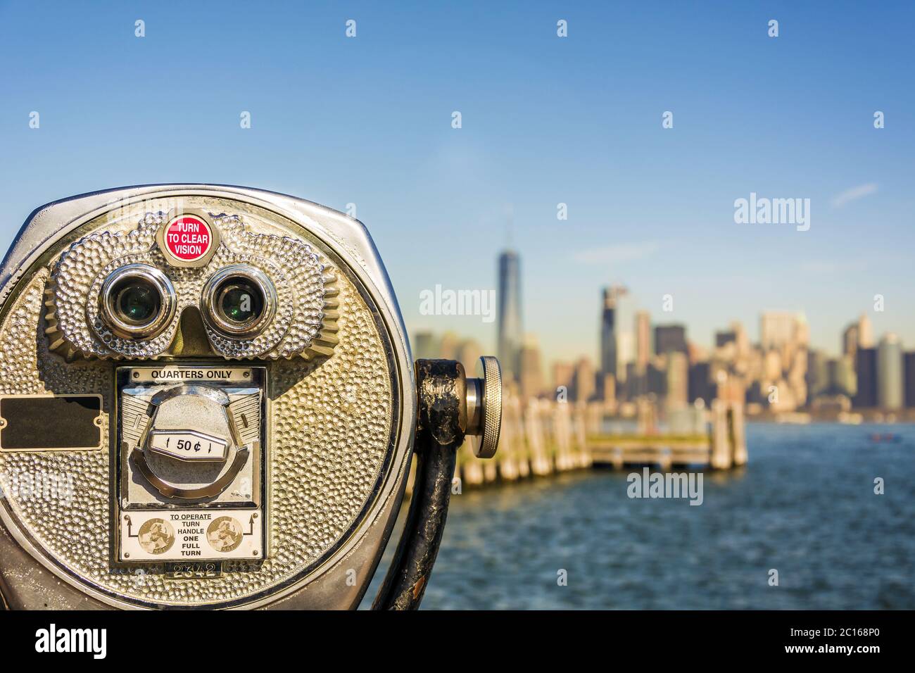 Nahaufnahme eines Fernglases mit Turmschauern und verschwommener Skyline von New York City Stockfoto