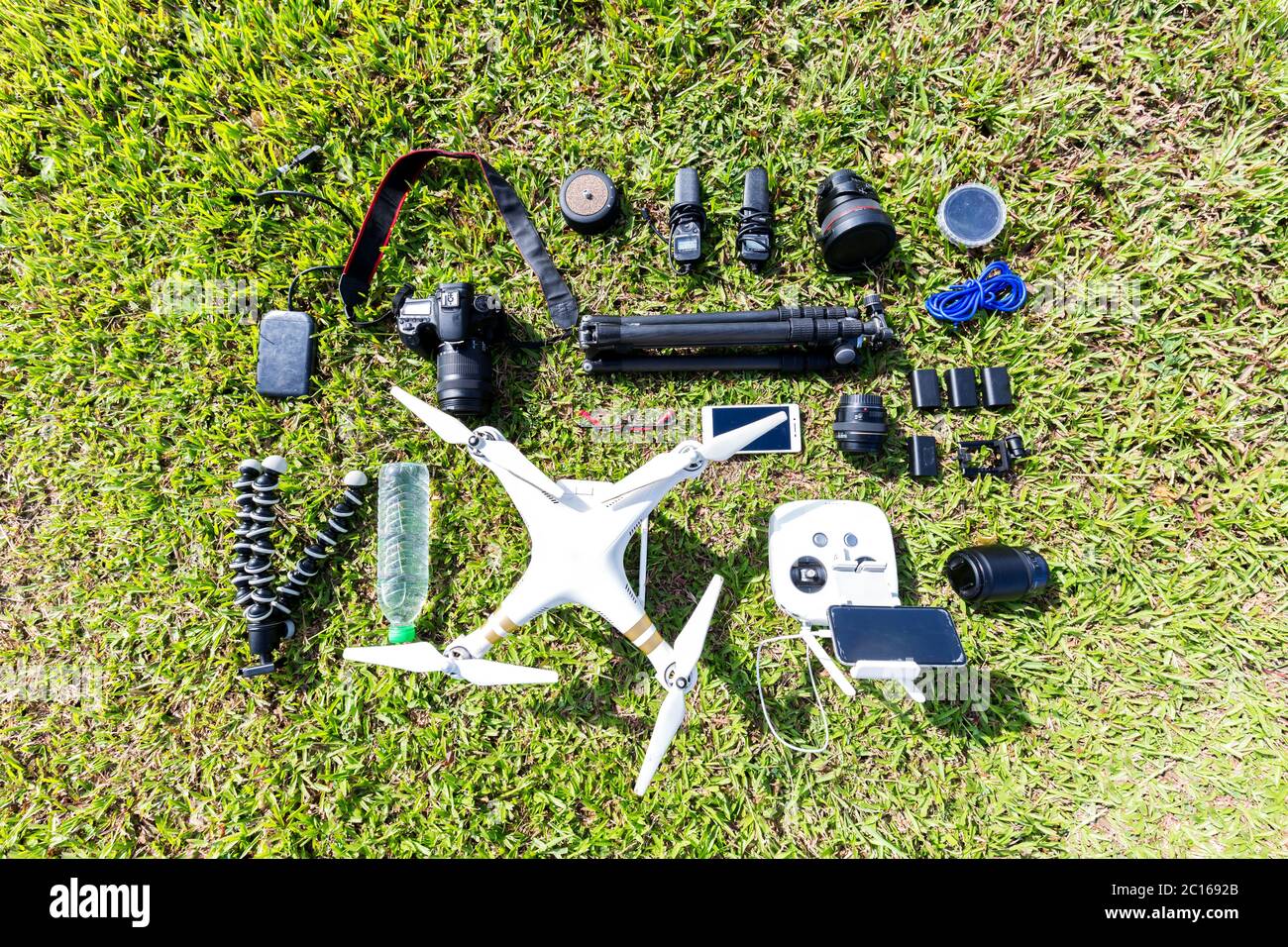 Drohne mit Fotoausrüstung auf Gras Stockfoto