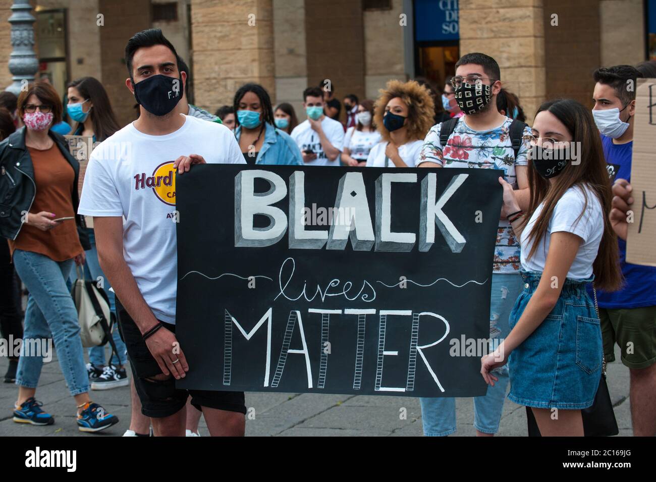 Junge Paar Aktivisten mit Protesttafel Black Lives Matter Stockfoto
