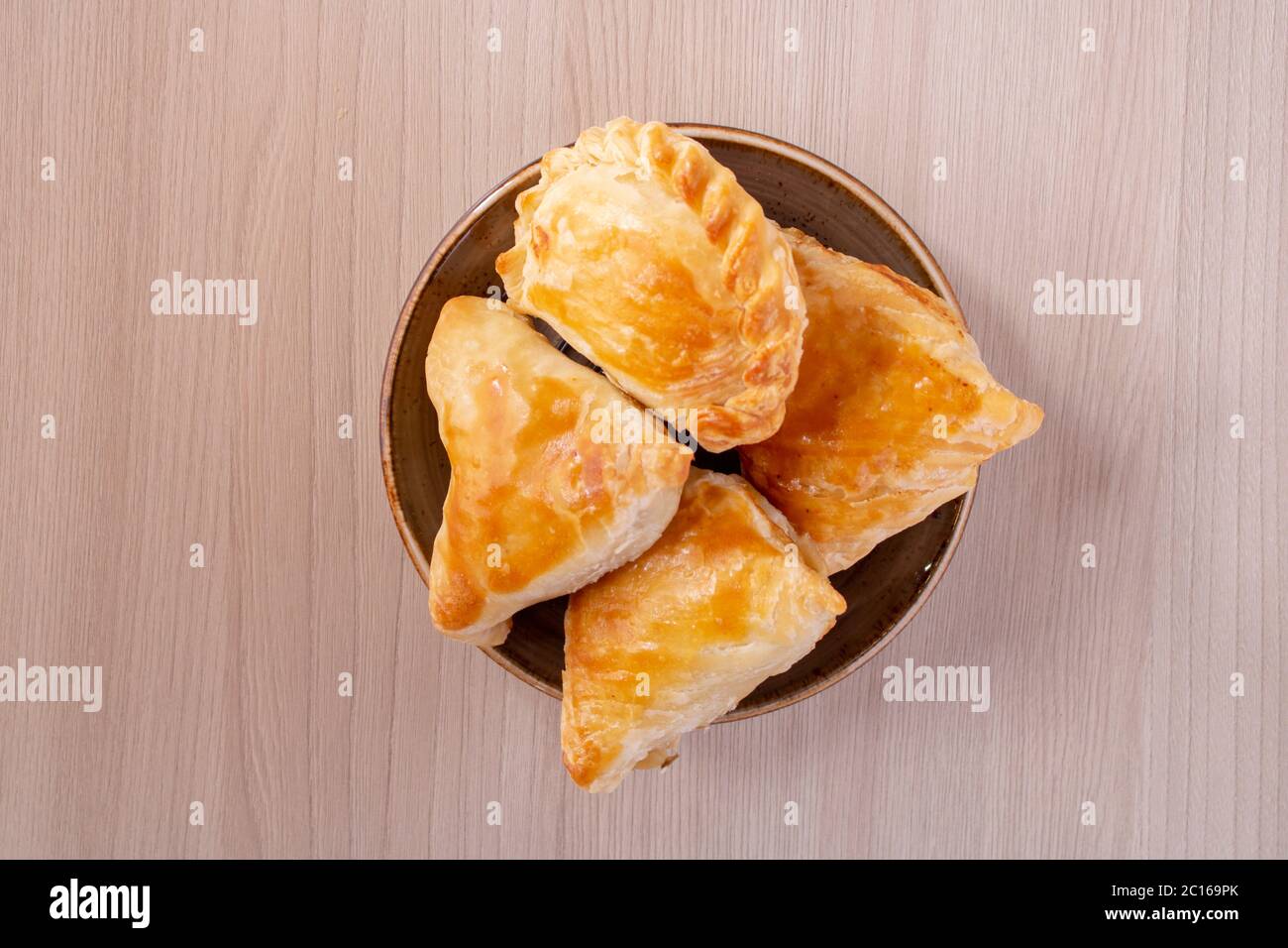 Samosa auf einem Teller, Minimalismus Konzept. Flach liegend Stockfoto