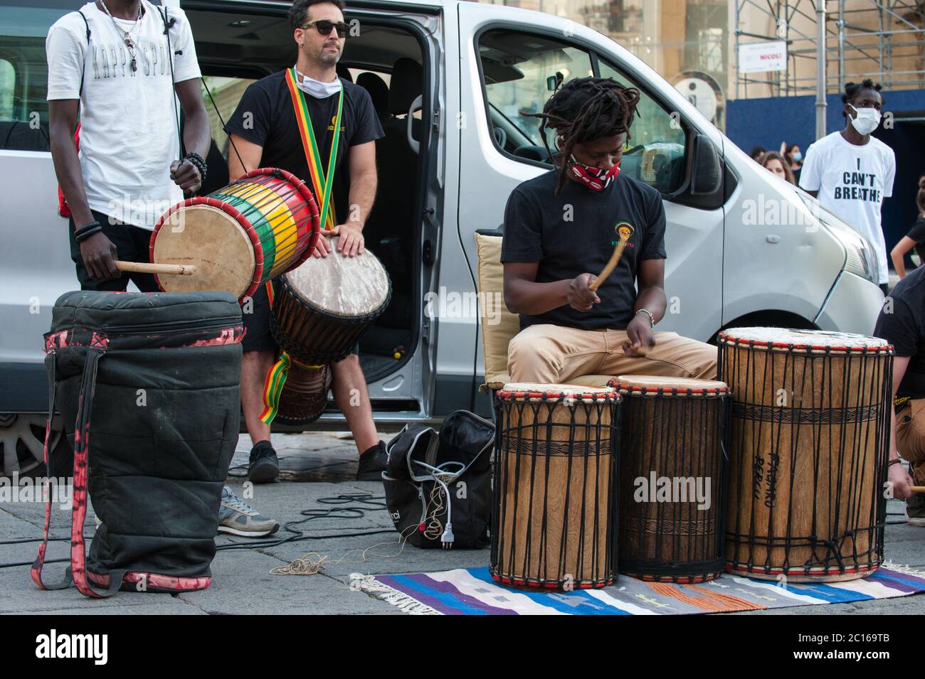 Junger Schlagzeuger bei Flash Mob 'Black Lives Matter' Stockfoto
