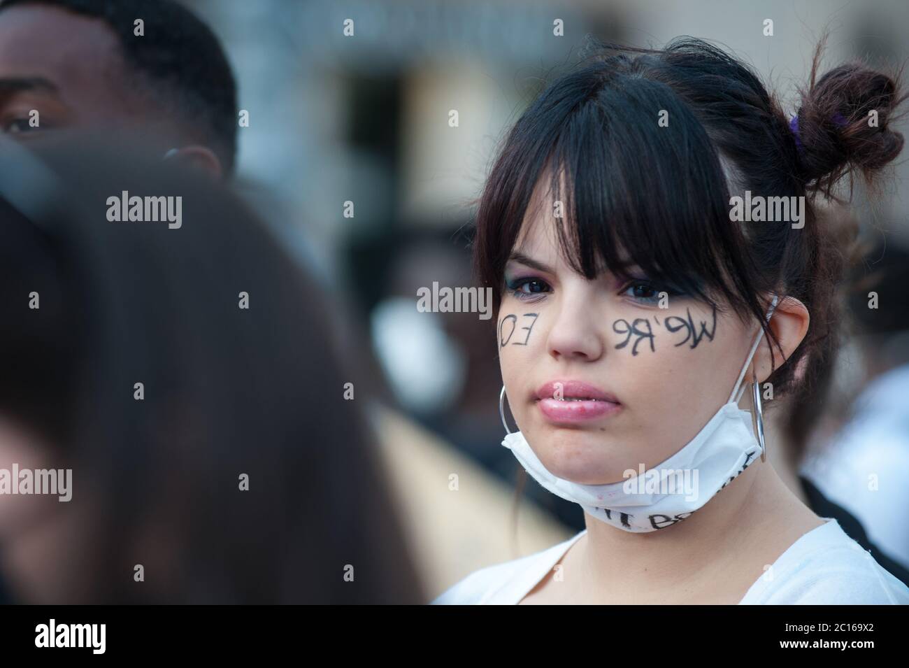 Junge Aktivistin mit OP-Maske bei einem 'Black Lives Matter' Flash Mob Stockfoto