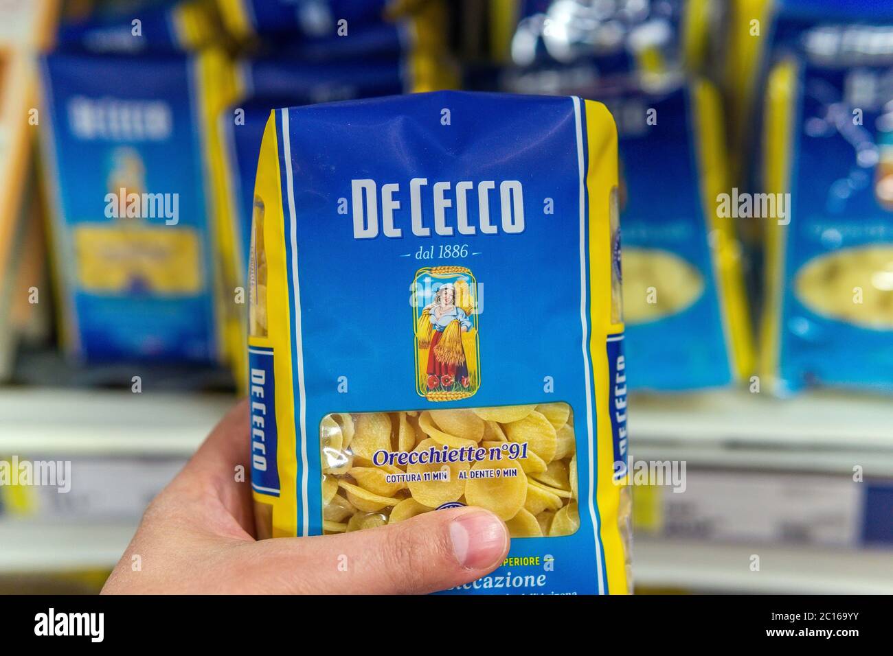 Tjumen, Russland-05. Juni 2020: Verpackung von De Cecco macaroni-Produkten verschiedener Marken im Regal Stockfoto