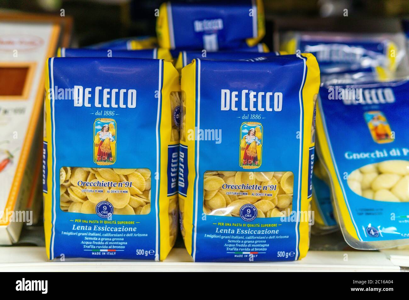 Tjumen, Russland-05. Juni 2020: Italienische Macaroni de cecco in den Regalen eines Hypermarktes, Lebensmittelgeschäft Stockfoto