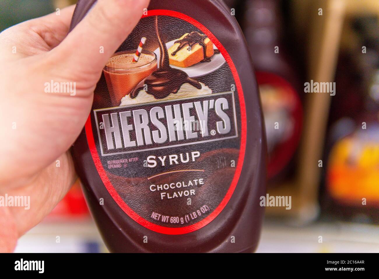 Tjumen, Russland-05. Juni 2020: Hersheys Schokoladensirup. Die Hershey Company ist der größte Schokoladenhersteller. Stockfoto
