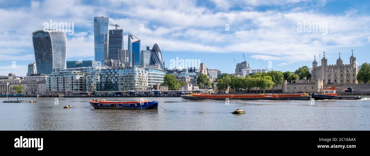 London Skyline Blick auf das Finanzviertel von London City, die Quadratmeile, zum Tower of London, vom Südufer der Themse Stockfoto