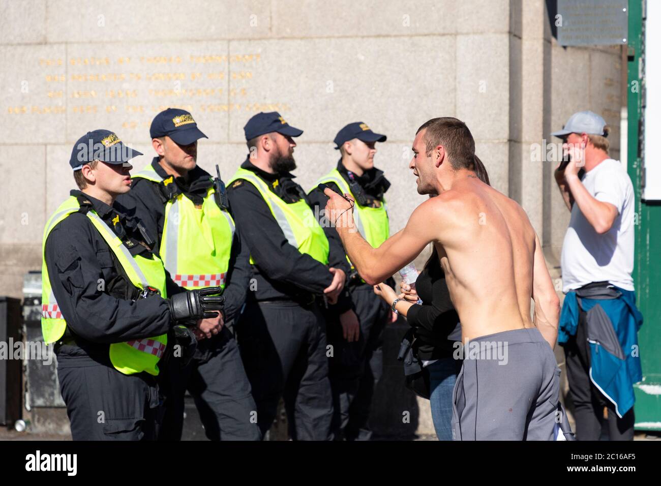 Ein rechtsäußerer Gegenprotzer konfrontiert einen Polizisten neben der Westminster Bridge, London, 13. Juni 2020 Stockfoto