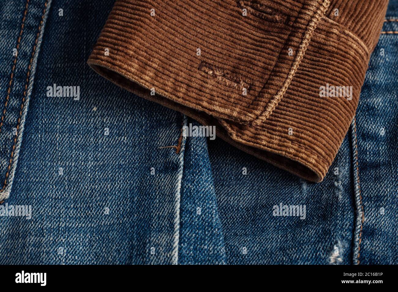 Cord-Ärmel an Jeans. Stockfoto