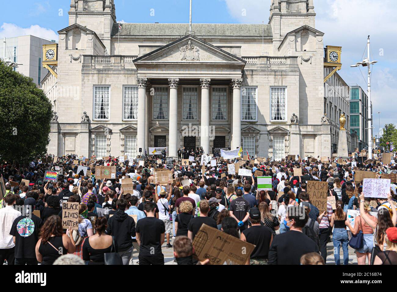 LEEDS, ENGLAND - 14. JUNI - eine große Anzahl von Menschen versammeln sich, um an der friedlichen Demonstration während der BLM-Protest auf dem Millennium Square, Leeds am Sonntag, 14. Juni 2020 teilzunehmen. (Kredit: Emily Moorby - MI News) Kredit: MI Nachrichten & Sport /Alamy Live Nachrichten Stockfoto