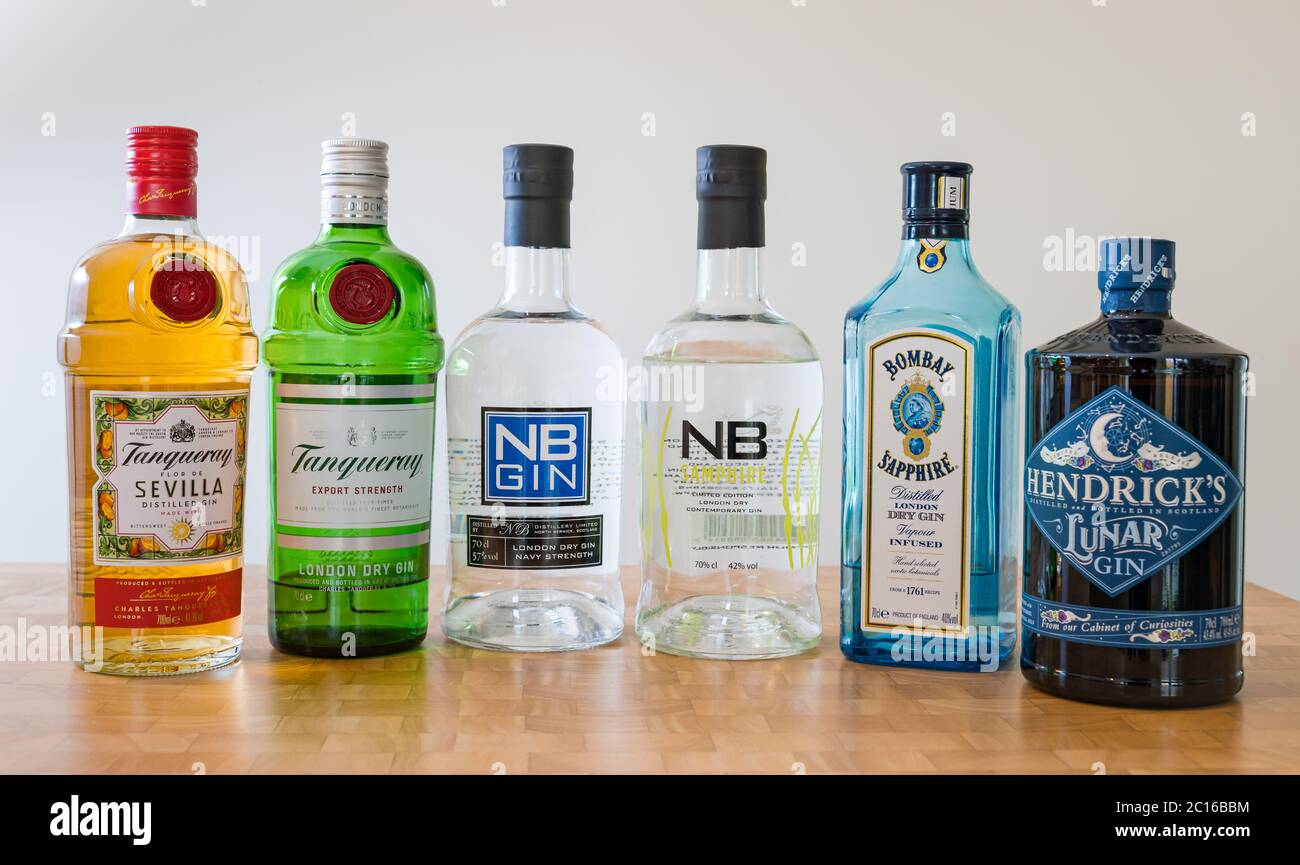 Verschiedene Gin-Markenflaschen: Tanqueray Sevilla, Tanqueray Exportstärke, NB Navy Stärke, NB Samphire, Bombay Sapphire & Hendrick's Lunar Gin Stockfoto