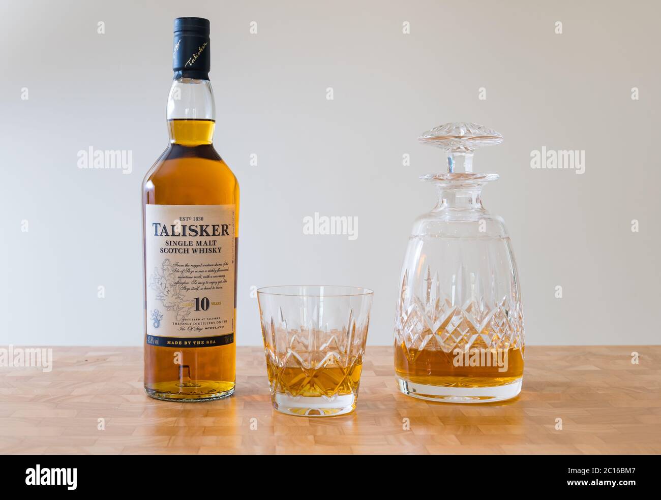 Talisker Scotch Malt Whisky Flasche mit Kristalldekanter und Whisky Glas Stockfoto