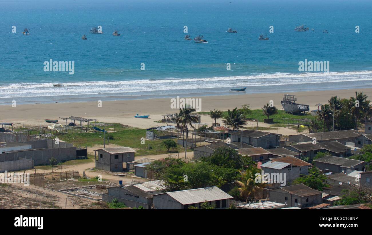 Panoramablick auf die kleine Stadt Palmar am Meer in der Provinz Santa Elena an der Küste Ecuadors Stockfoto