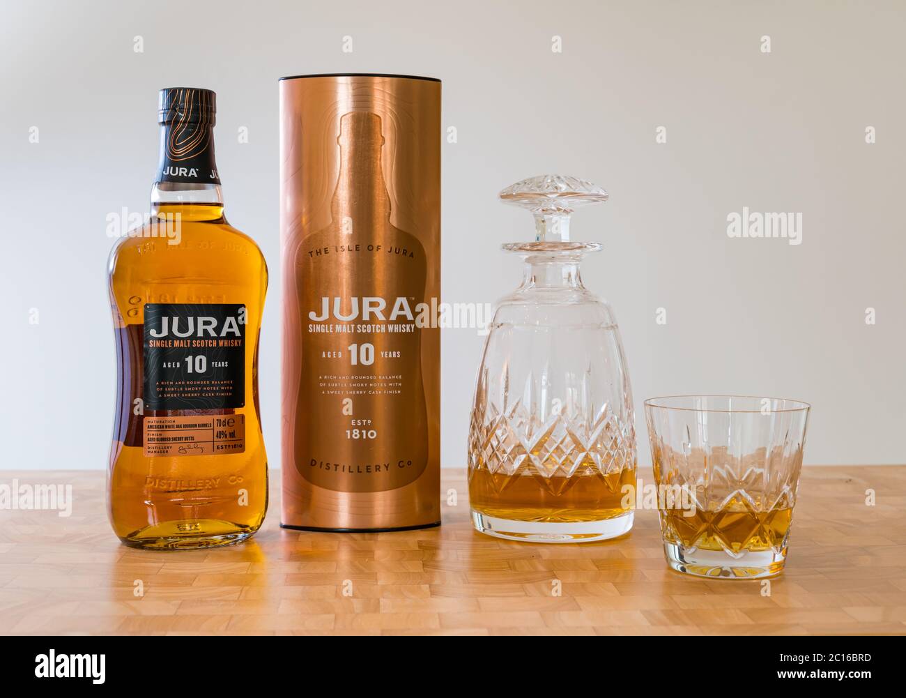 Isle of Jura Scotch Malt Whisky Flasche mit Kristalldekanter und Whisky Glas Stockfoto
