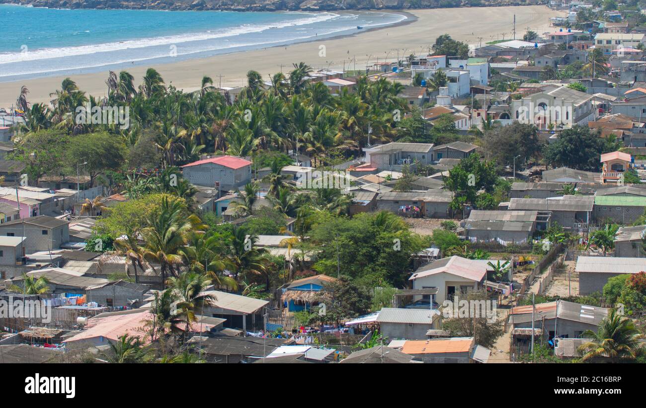 Panoramablick auf die kleine Stadt Palmar am Meer in der Provinz Santa Elena an der Küste Ecuadors Stockfoto