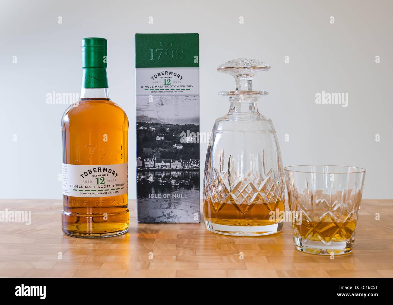 Isle of Mull Tobermory Scotch Malt Whisky Flasche mit Kristalldekanter und Whisky Glas Stockfoto