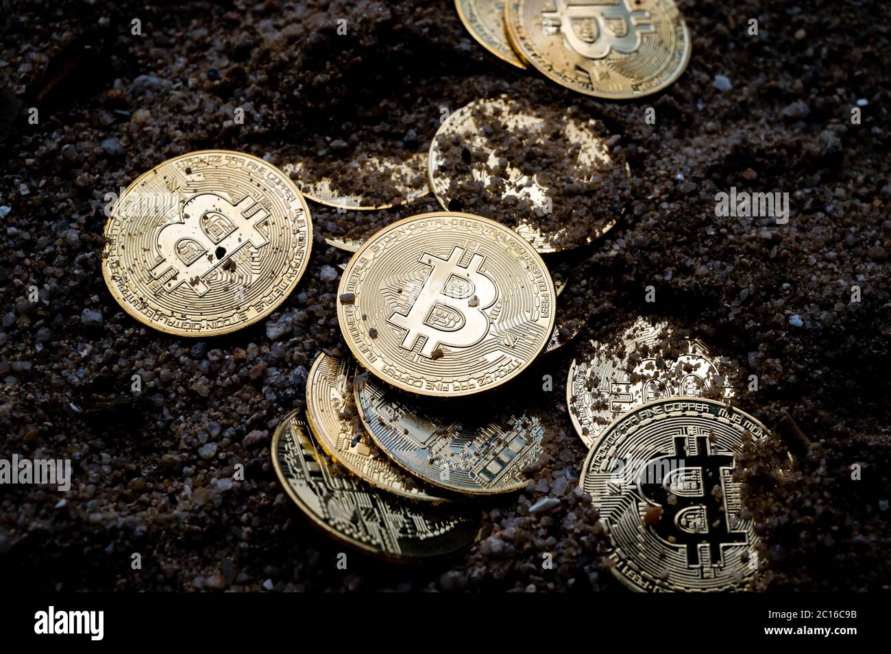 Hongkong - 13. Juni 2020: In dieser Fotolillustration werden visuelle Darstellungen der digitalen Kryptowährung, Bitcoin, dargestellt. Foto von Yu Chun Ch Stockfoto
