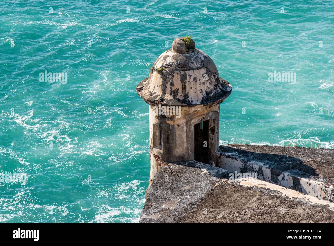 Atemberaubende Wachtposten-Box (garita) mit türkisfarbenem Karibikwasser in San Juan, Puerto Rico. Stockfoto