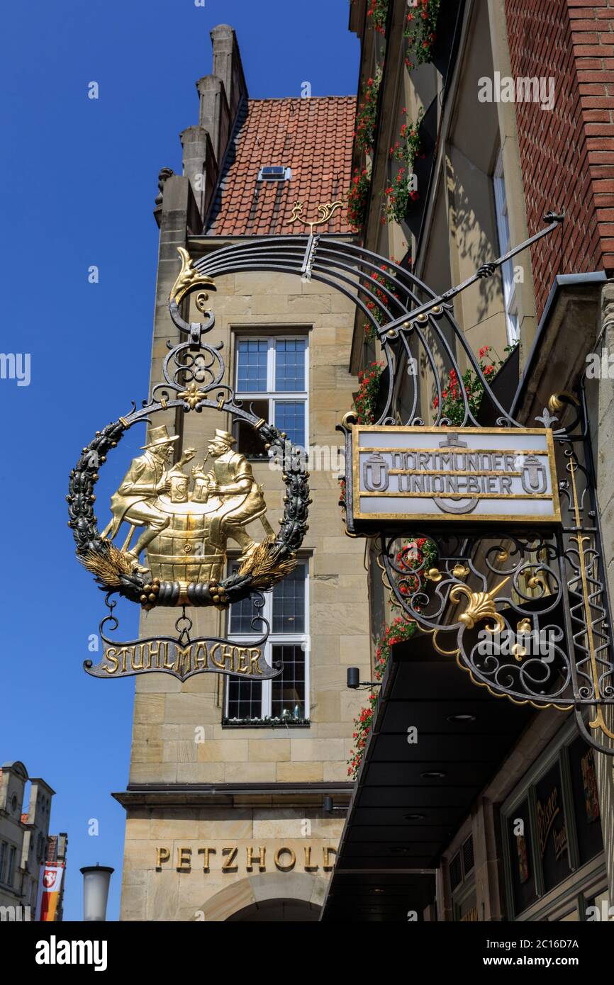 Historisches Bierhallenschild für Dortmunder Union Bier vor dem Stuhlmacher Pub und Restaurant, Münster Stockfoto