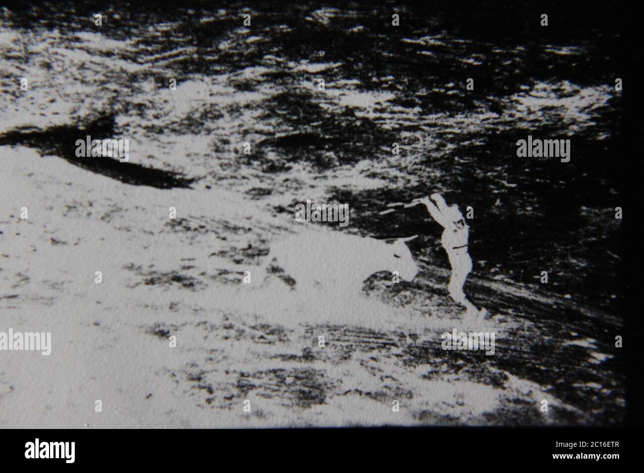 Feine 70er Jahre Vintage schwarz-weiß extreme Fotografie eines Matador liefert die Tötung Schuss zu einem Stier in einem Stierkampf Ring. Stockfoto