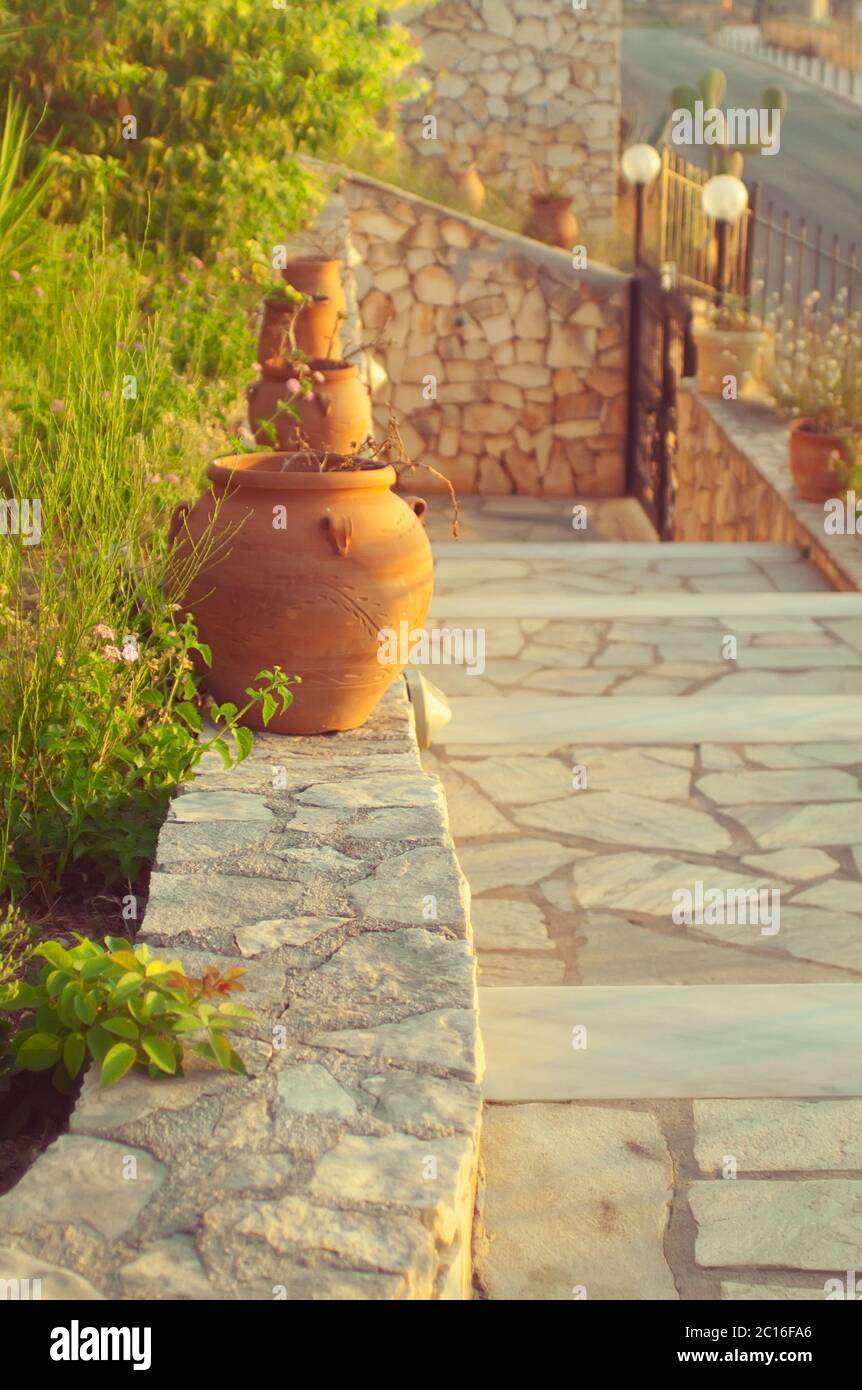 Dekorative Töpfe auf Treppen, Griechenland Stockfoto