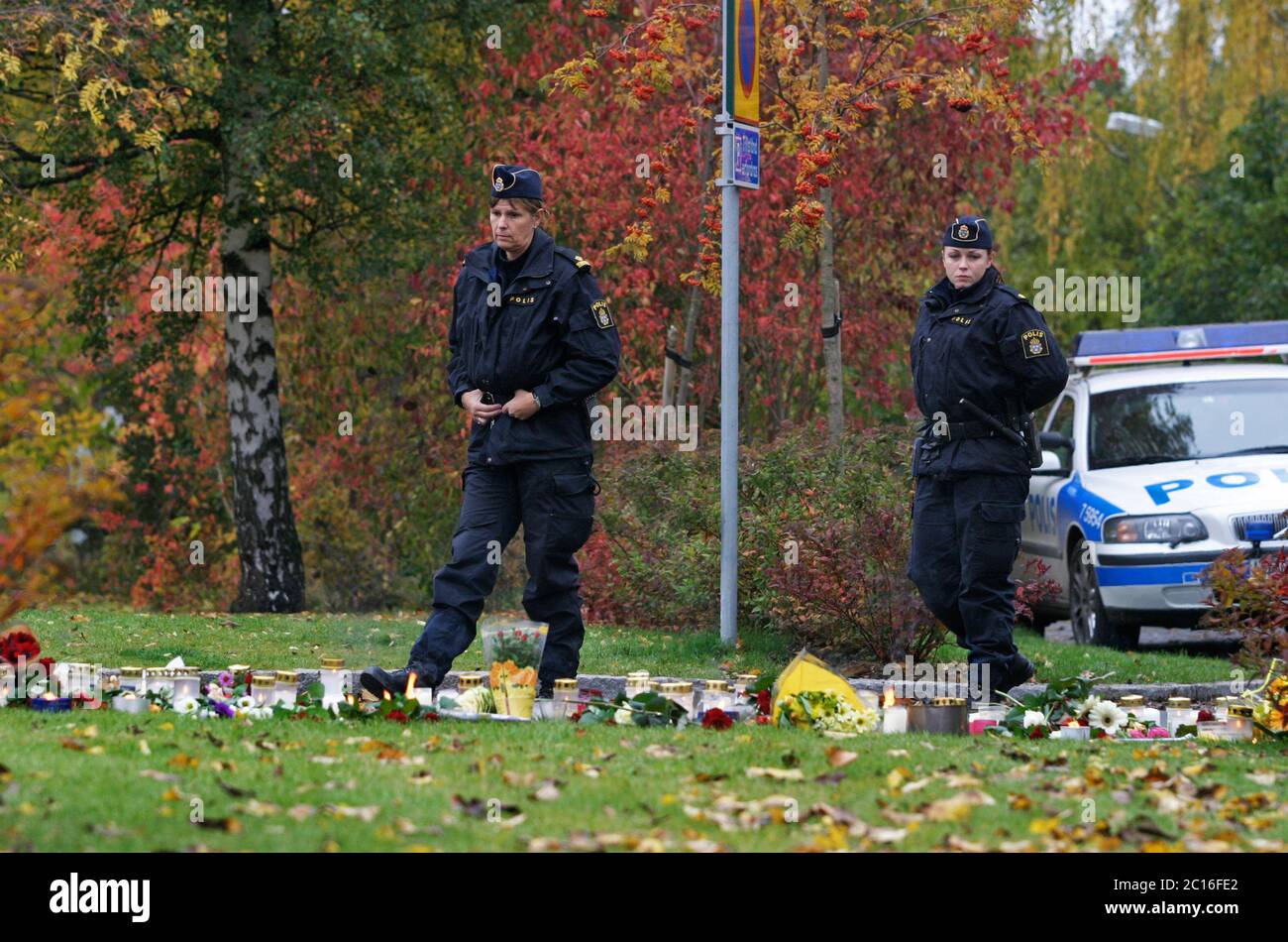 Linköping, Schweden 20041020 am Tag nach dem Doppelmord in Linköping, der am 19. Oktober 2004 stattfand. Ein einjähriger, messerscharfter Mann ermordete auf Åsgatan in den zentralen Teilen von Linköping einen achtjährigen Jungen und eine 56-jährige Frau. Foto Jeppe Gustafsson Stockfoto